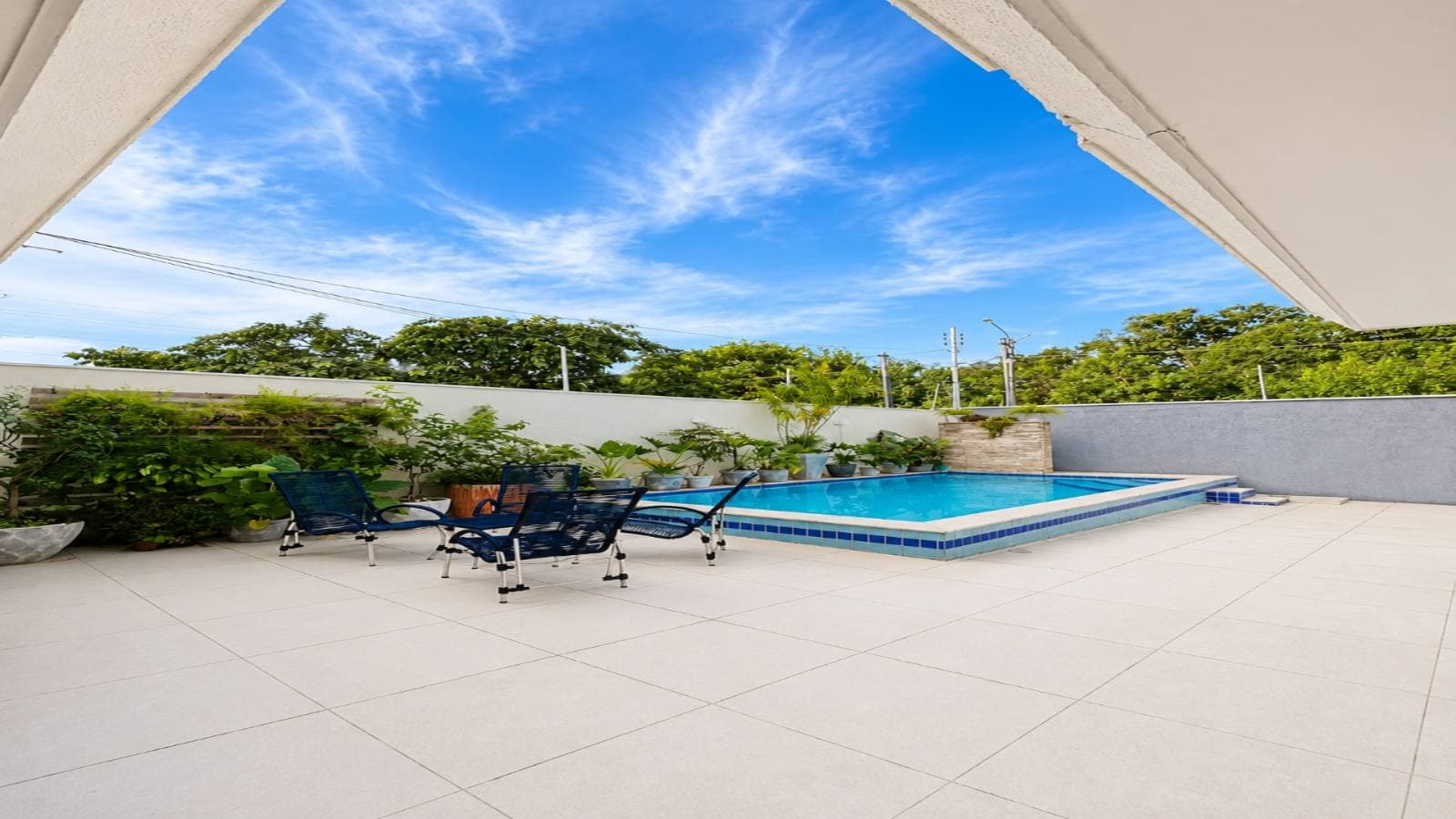 VENDO CASA ALTO PADRÃO COM SUÍTE MASTER BANHEIRA E PISCINA - BAIRRO MORADA DO OURO EM CUIABÁ MT